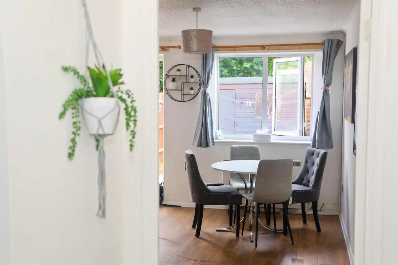 Luxe Cosy&Spacious 2 Bed House - Super Fast Wi-Fi & Private Parking Near Glo Airport & Cheltenham Racecourse Churchdown Holiday home