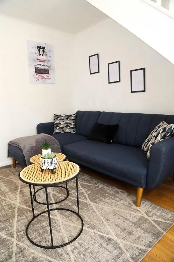 Luxe Cosy&Spacious 2 Bed House - Super Fast Wi-Fi & Private Parking Near Glo Airport & Cheltenham Racecourse Churchdown 0*,  United Kingdom