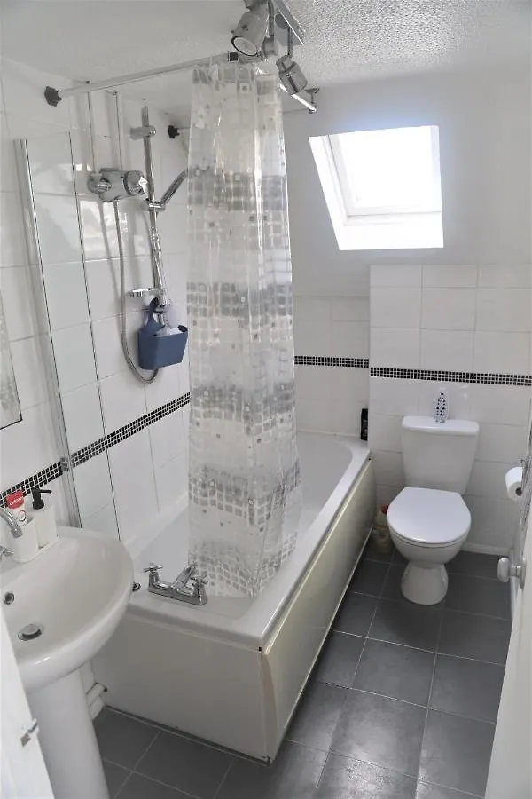 Luxe Cosy&Spacious 2 Bed House - Super Fast Wi-Fi & Private Parking Near Glo Airport & Cheltenham Racecourse Churchdown 0*,  United Kingdom