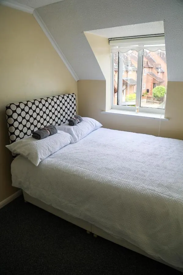 Luxe Cosy&Spacious 2 Bed House - Super Fast Wi-Fi & Private Parking Near Glo Airport & Cheltenham Racecourse Churchdown Holiday home