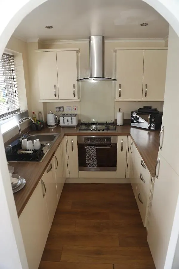 Luxe Cosy&Spacious 2 Bed House - Super Fast Wi-Fi & Private Parking Near Glo Airport & Cheltenham Racecourse Churchdown 0*,