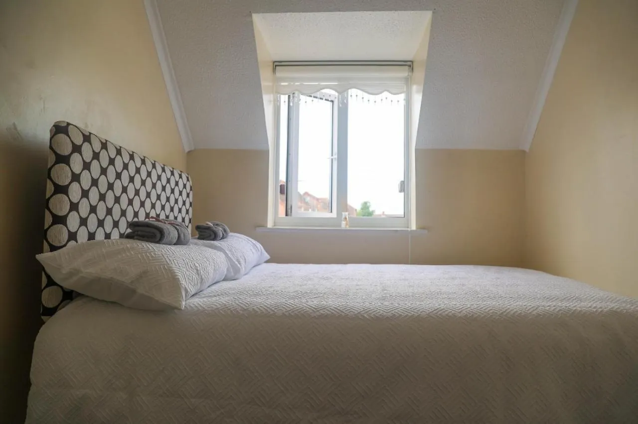 Luxe Cosy&Spacious 2 Bed House - Super Fast Wi-Fi & Private Parking Near Glo Airport & Cheltenham Racecourse Churchdown