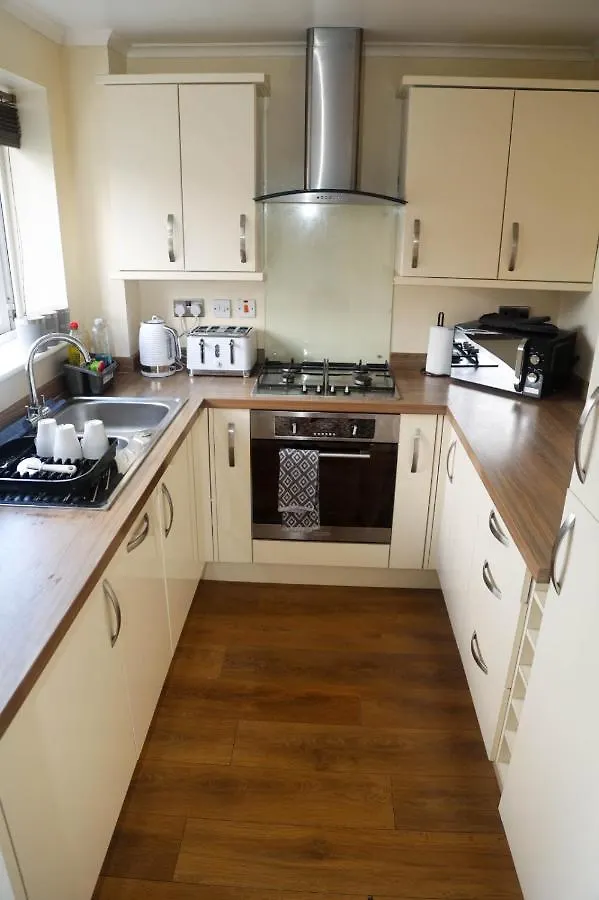 Luxe Cosy&Spacious 2 Bed House - Super Fast Wi-Fi & Private Parking Near Glo Airport & Cheltenham Racecourse Churchdown